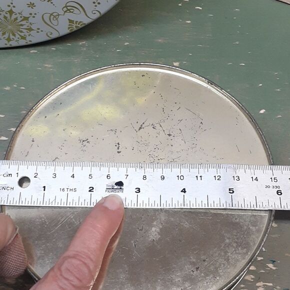 3 pc set of vintage round tins featuring elaborate ladies from the past. - Picture 7 of 12